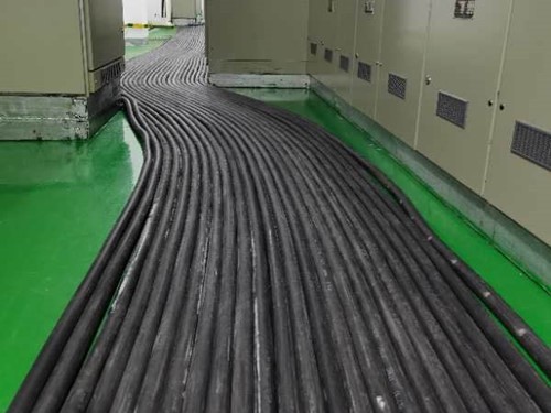 井陉如何根据理论计算公式计算温度对特定电压测量结果的影响？